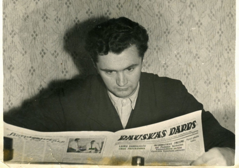 Melnbalts attēls, kur vīrietis lasa avīzi