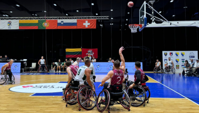  6 ratiņbasketbolisti spēles laikā 