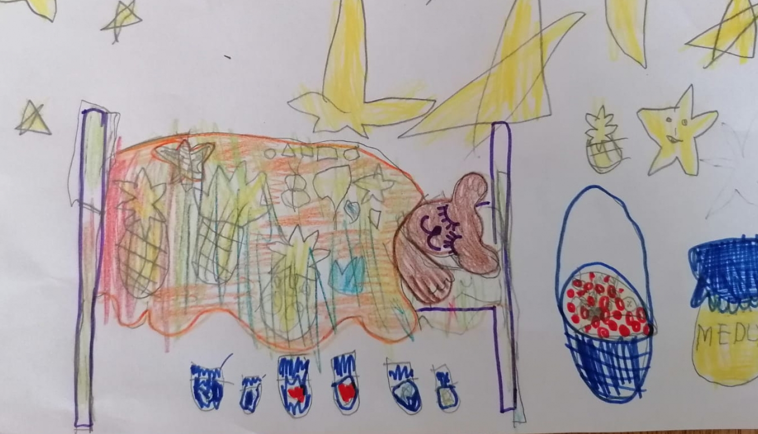 Bērna zīmējums ar gultā gulošu lāci
