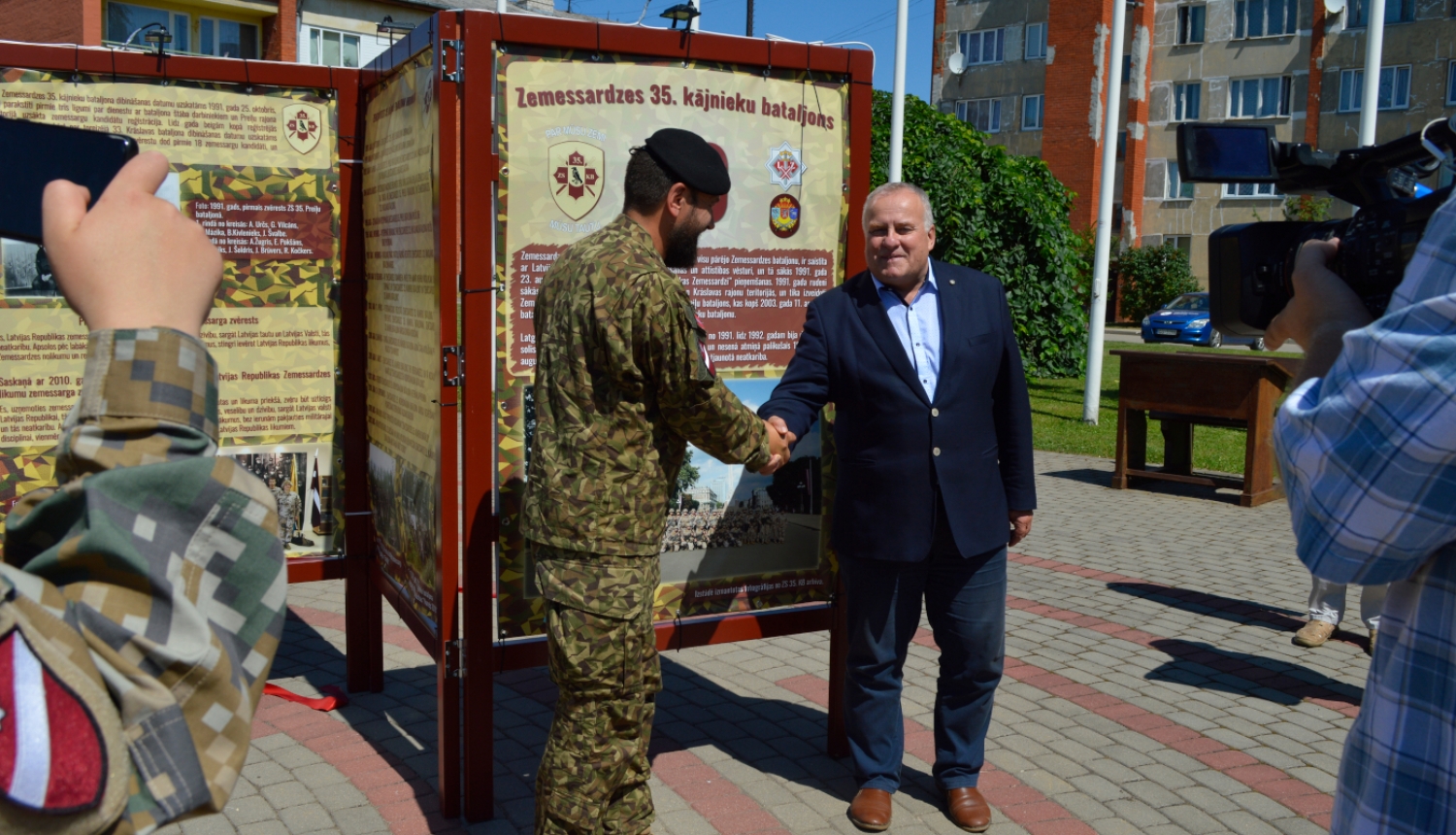 Zemessardzes 35.kājnieku bataljona komandieris un Līvānu novada domes priekšsēdētājs atklāj foto izstādi